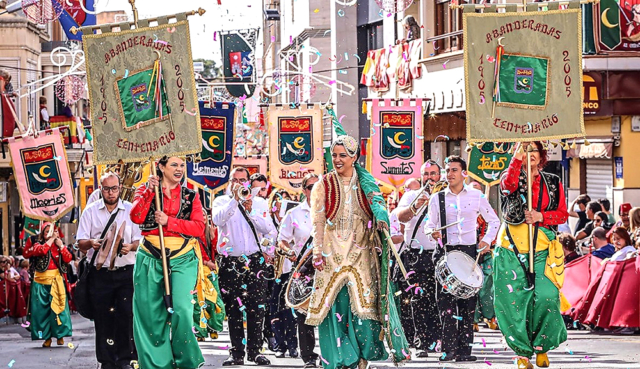 Recreació del traje de la primera abanderada en 1905, de la tia Ramona, lucido por su nieta